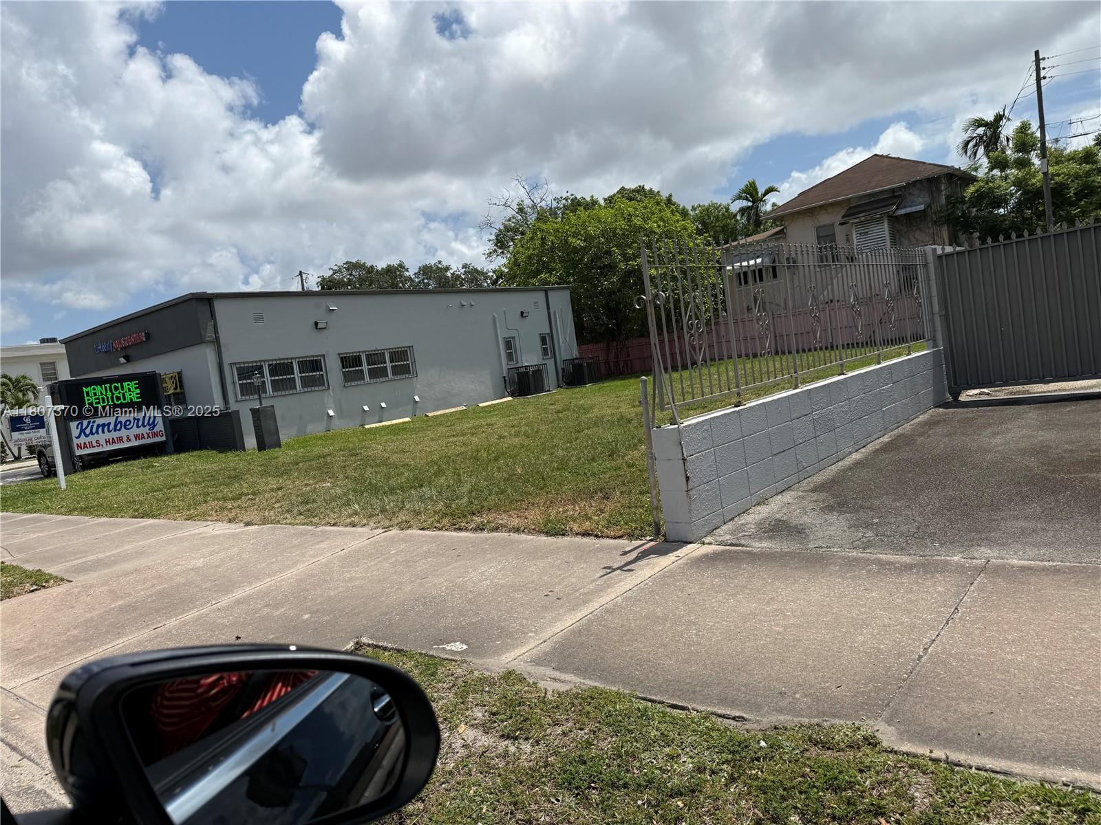 GRAPELAND PARK - Commercial Sale