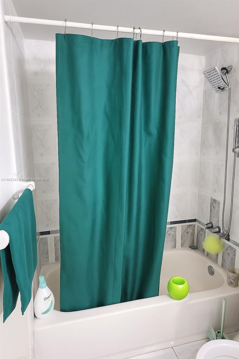 YOLANDA VILLAS CONDO - Residential