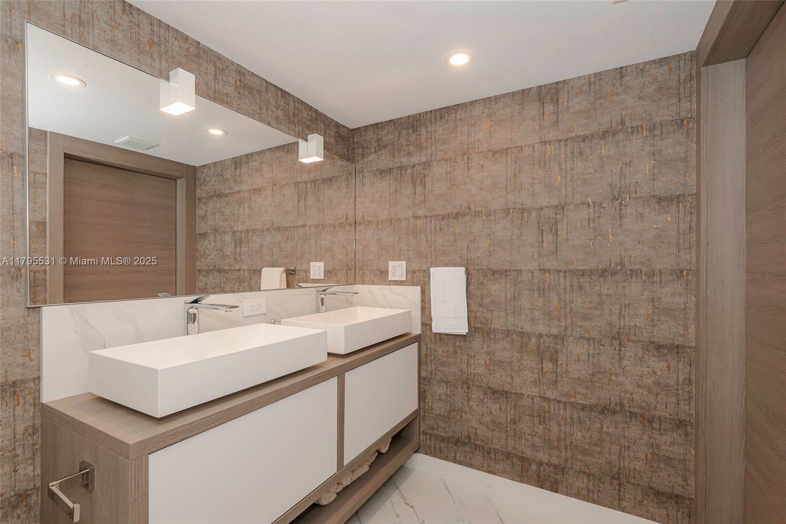 RONEY PALACE CONDO - Residential Lease