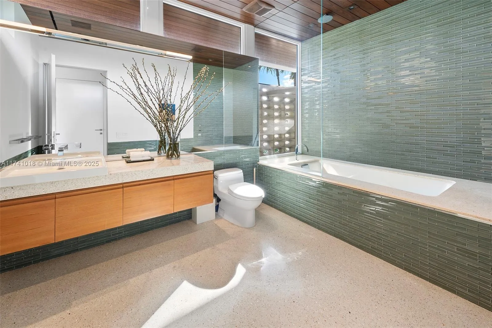 Miami Beach, Florida 33139, United States, 5 Bedrooms Bedrooms, ,6 BathroomsBathrooms,Residential,Active,6613