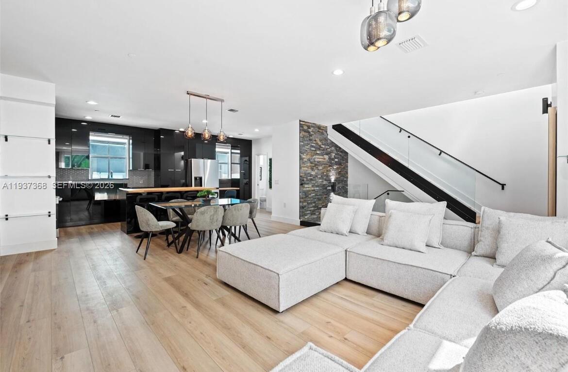 HOLLYWOOD LAWNS - Residential