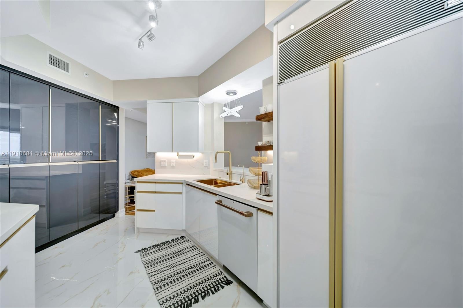 RENAISSANCE ON THE OCEAN - Residential