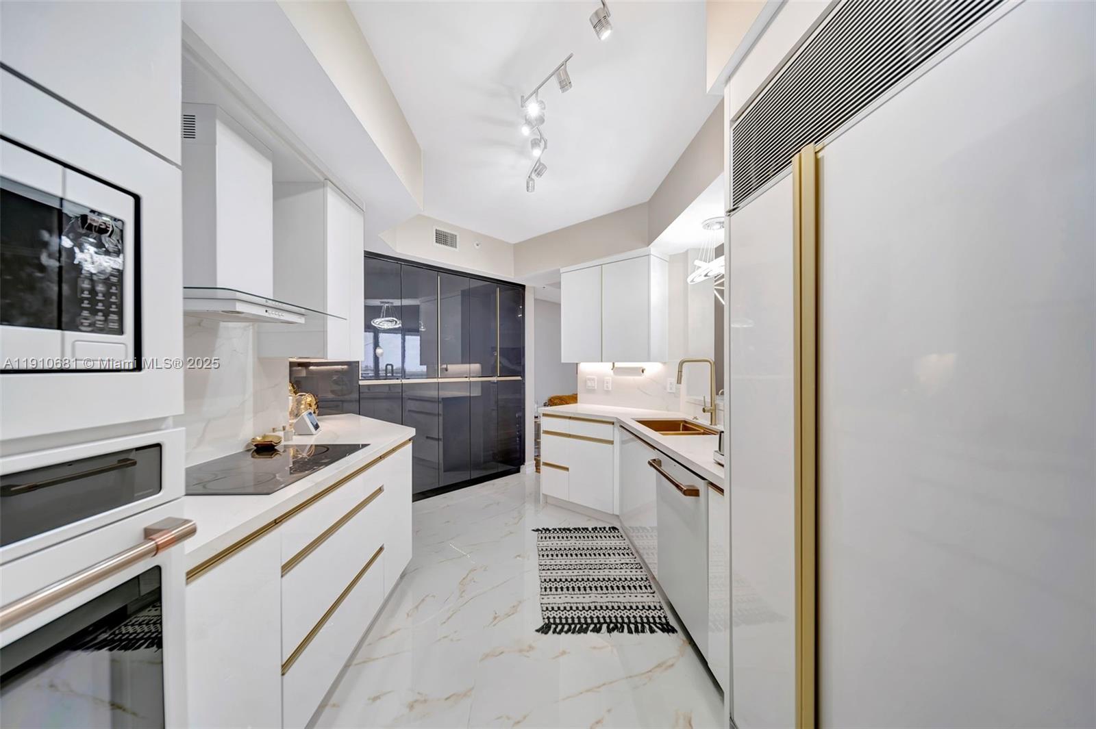 RENAISSANCE ON THE OCEAN - Residential