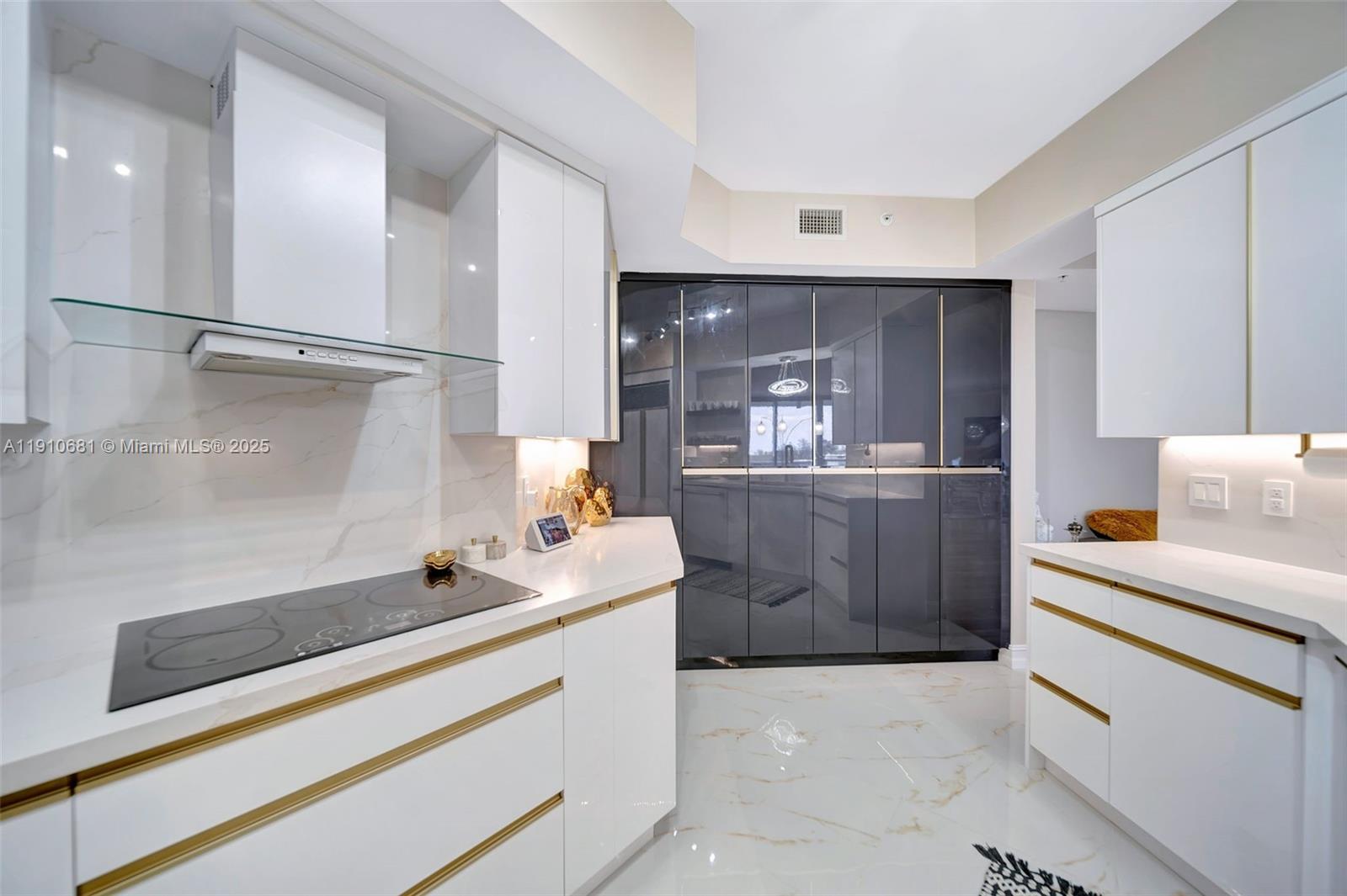 RENAISSANCE ON THE OCEAN - Residential