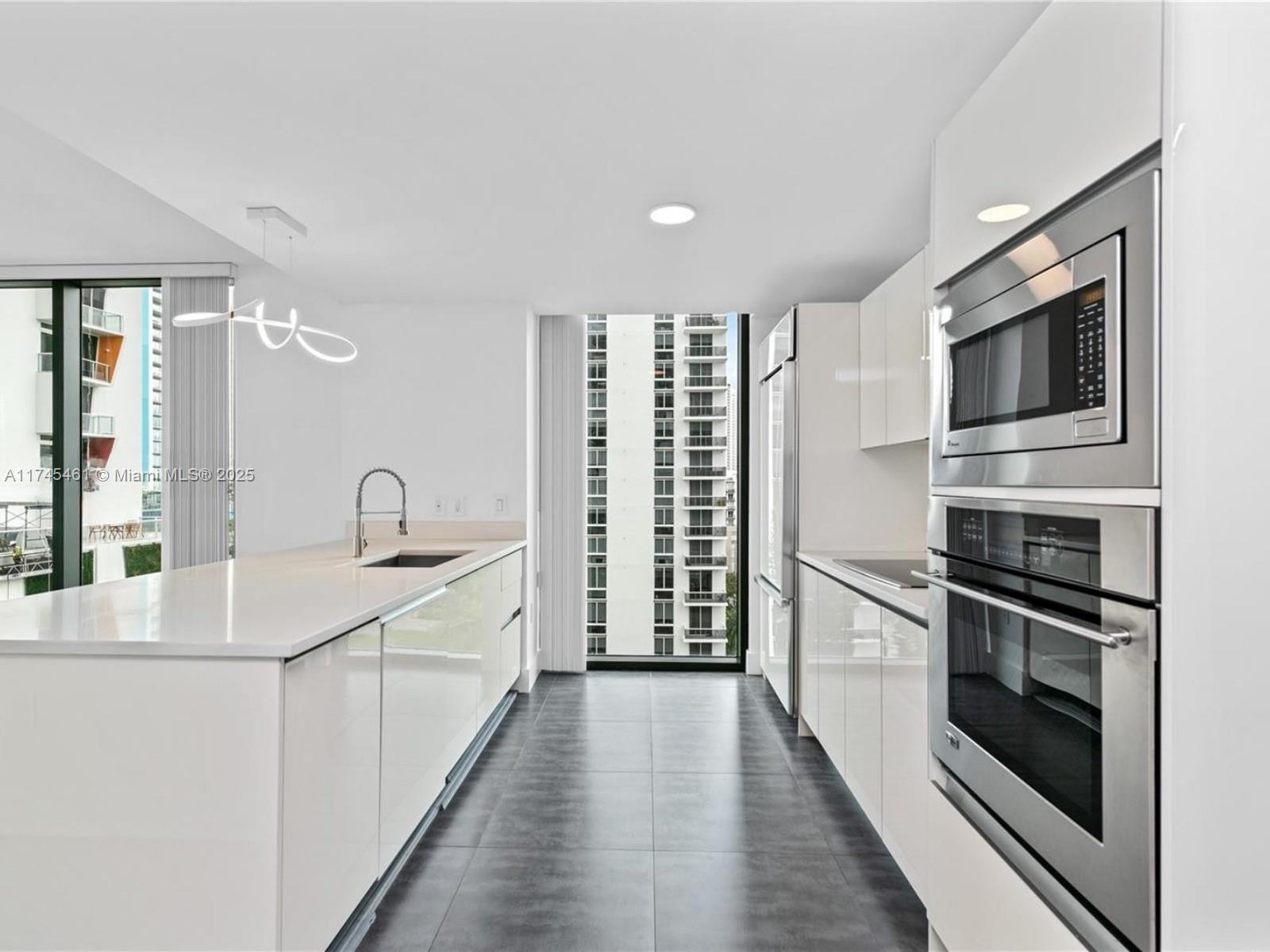 460 NE 28th St 808