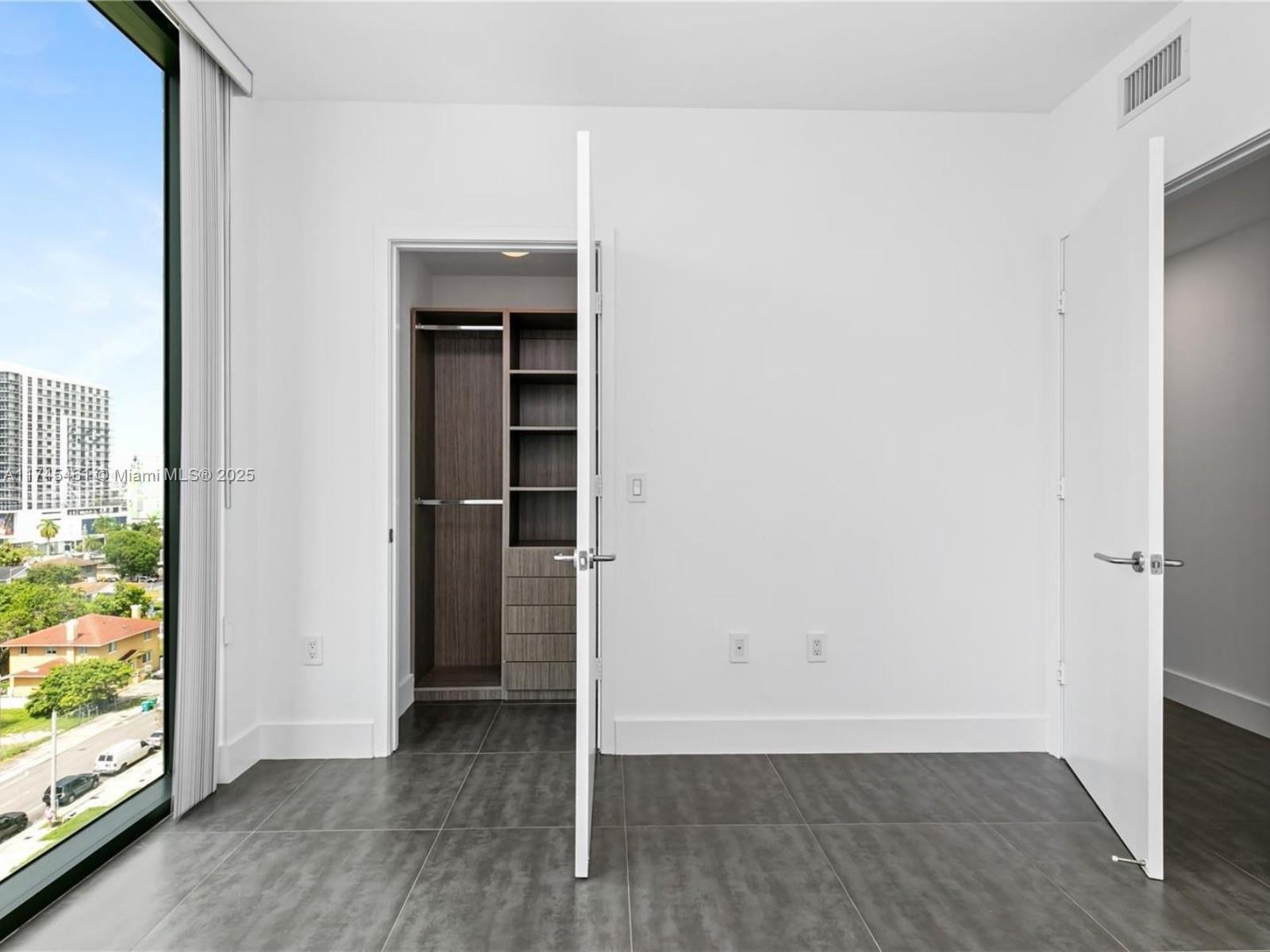 ICON BAY CONDO - Residential