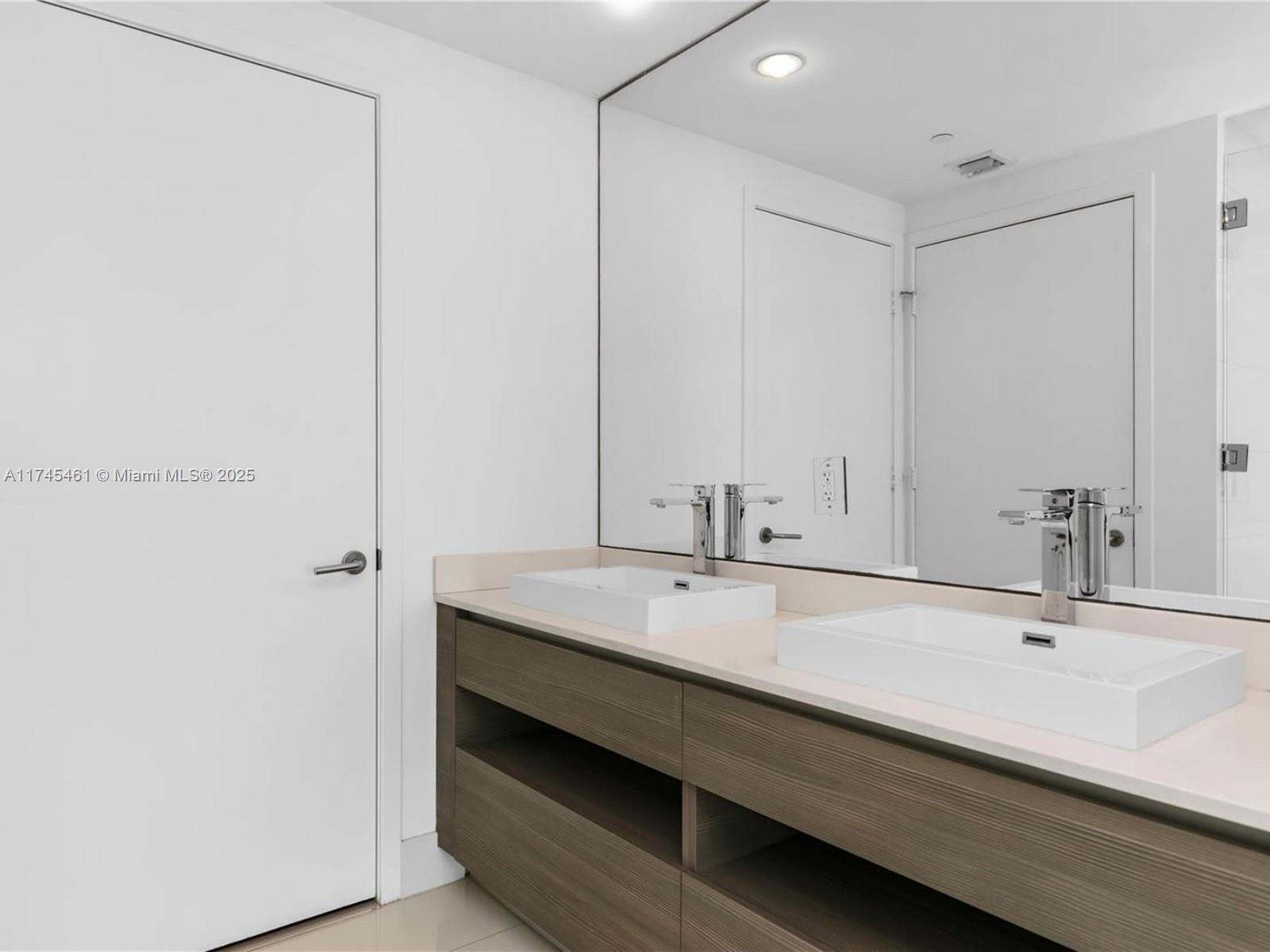 ICON BAY CONDO - Residential