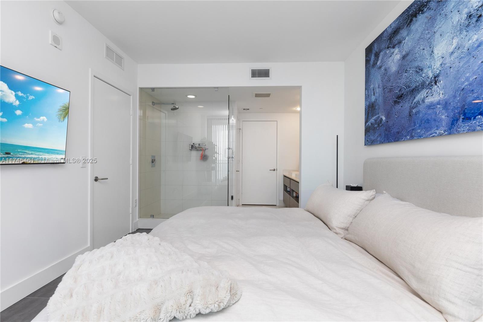 ICON BAY CONDO - Residential