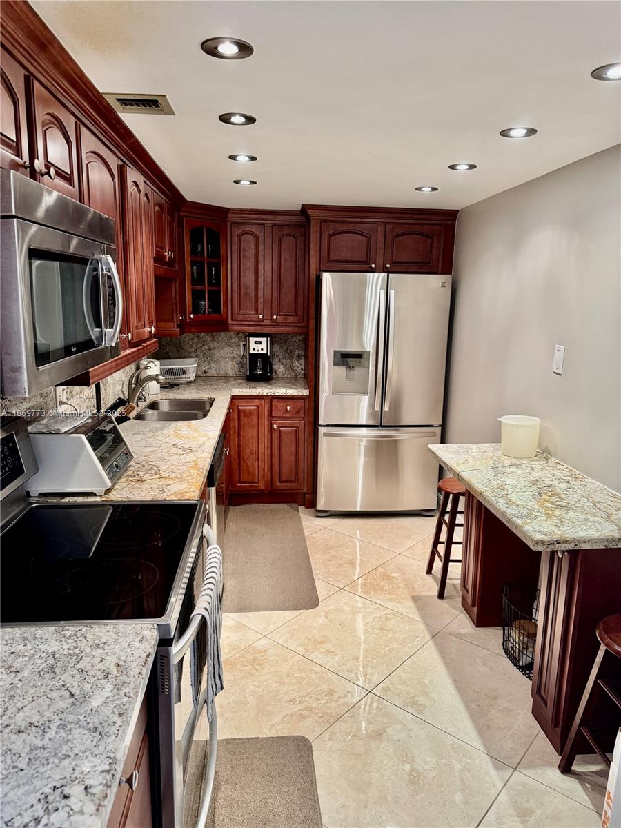 PLAZA TOWERS SOUTH CONDO - Residential Lease