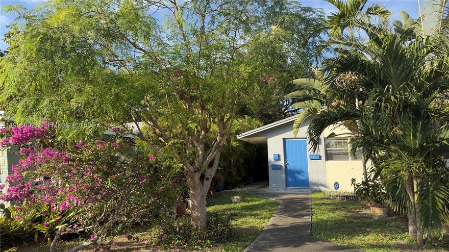 Dania Beach dream! Meticulously refreshed 2-bed/1-bath Apartment with brand-new paint & ice-cold central A/C, plus your own parking spot. Stellar location: 2 min to I-95, 5 min to Fort Lauderdale-Hollywood Int’l Airport, 5–7 min to Hollywood Beach’s sand, 10 min to Hard Rock Casino. Walk to cafés, shops and parks right off US-1. Move in, unpack, and start living the South-Florida lifestyle—schedule your tour today!