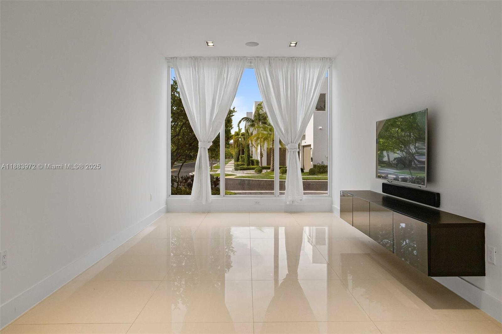 DORAL COMMONS RESIDE - Residential Lease