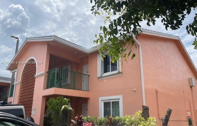Bright and cheerful 2 BR/2 BA condo in great condition. Freshly painted w/ new laminate flooring in living area, new kitchen counters and new refrigerator. Very well maintained. One parking space assigned. Close to airport, shopping and major roads.