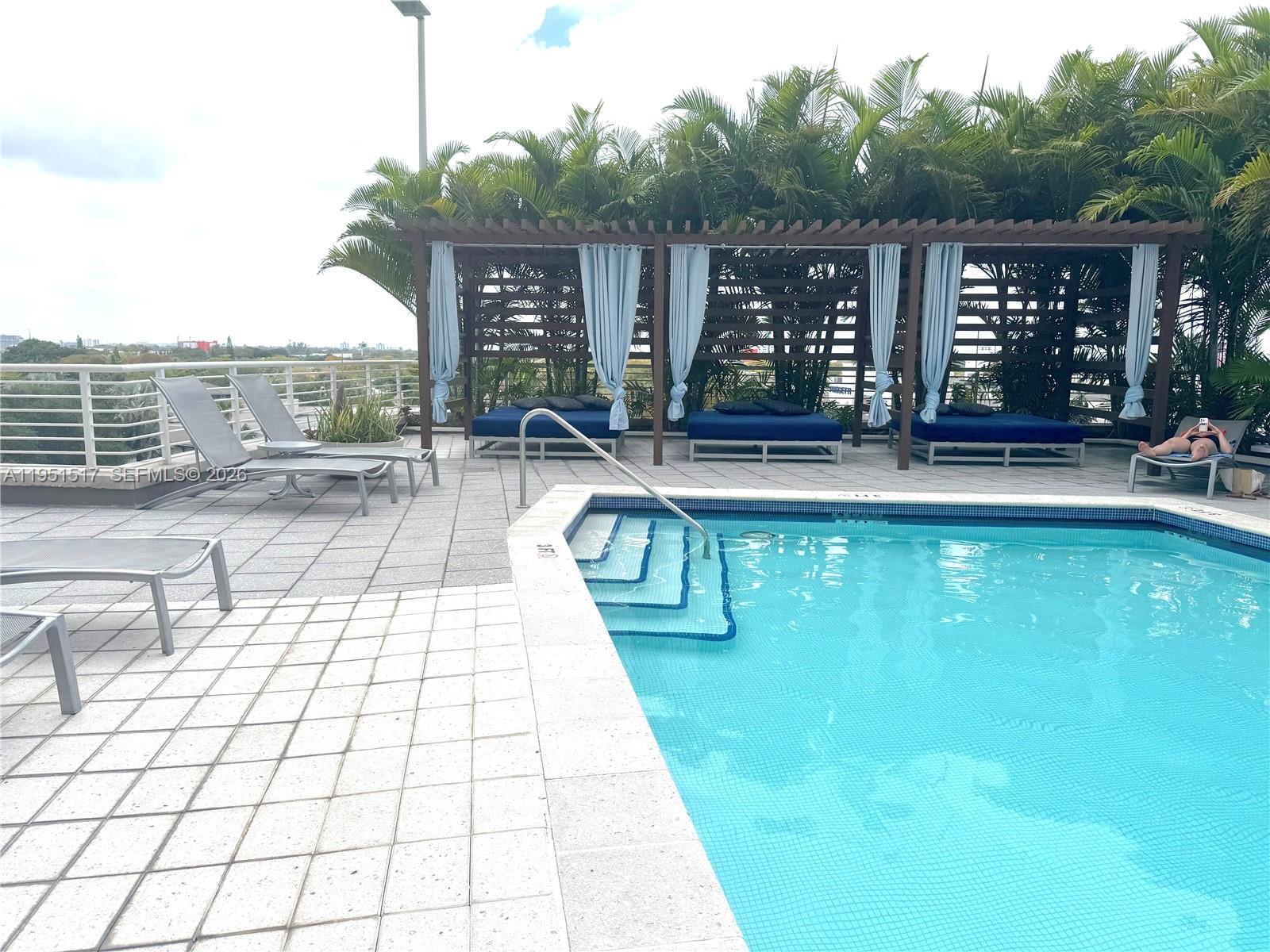 MIDBLOCK MIAMI CONDO - Residential