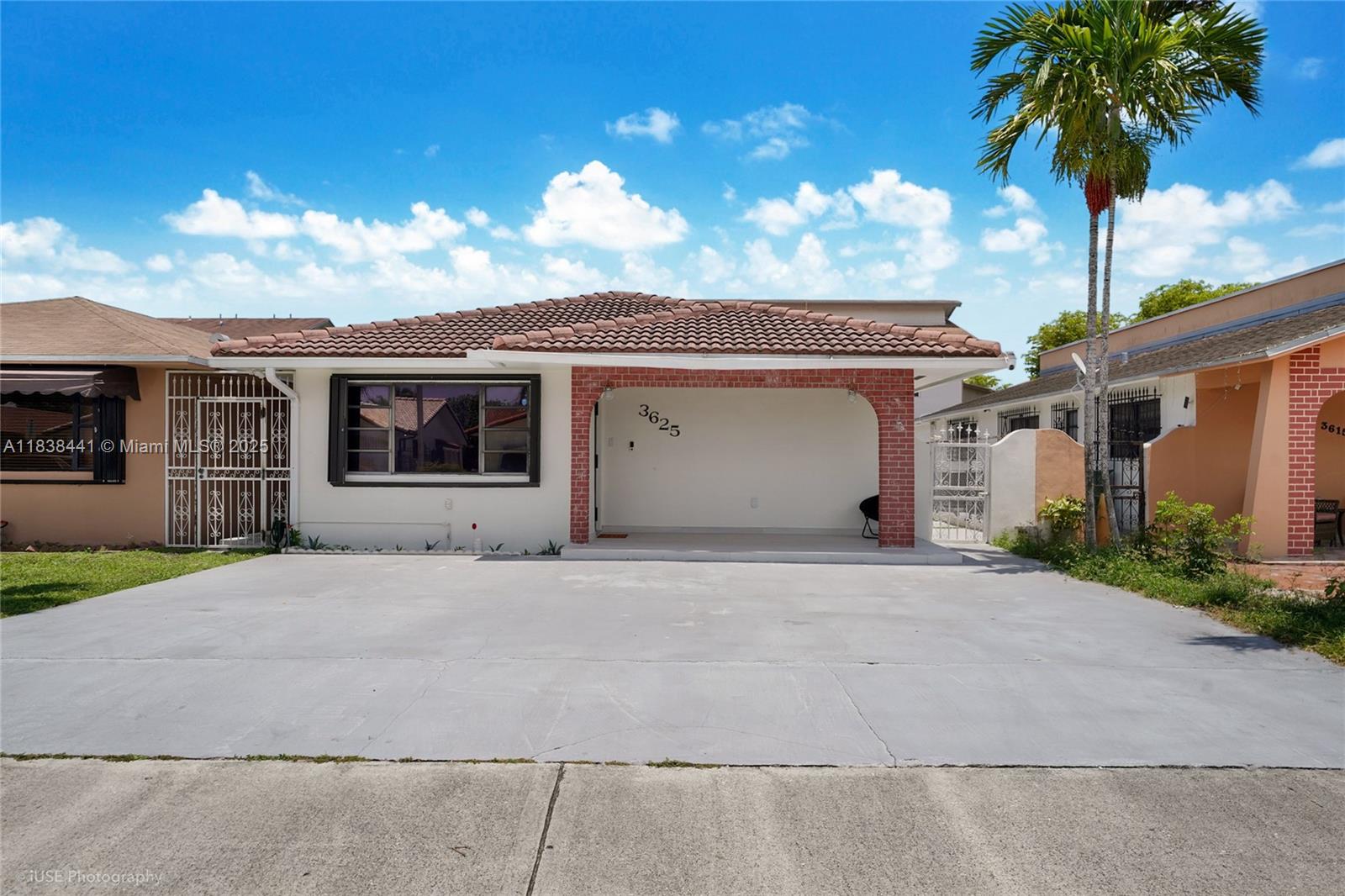 Fully remodeled 1-bedroom, 1-bathroom efficiency featuring a spacious living room, modern kitchen area, and private entrance. Enjoy the comfort of central air conditioning, fresh finishes, and a thoughtful layout ideal for relaxed living. Perfectly situated in a quiet neighborhood. Ideal for a single tenant or couple seeking a turnkey home in a prime location. Water & electricity included.