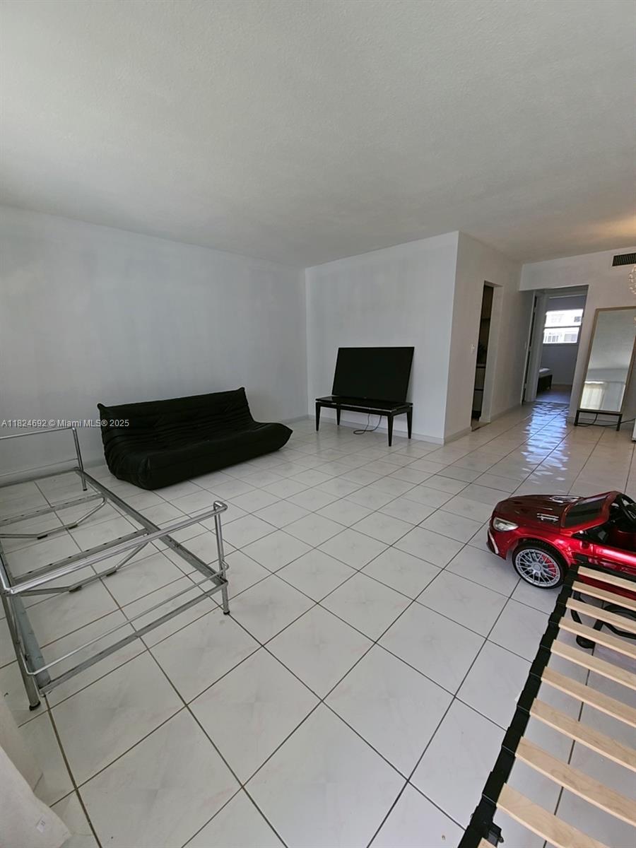 419 Golden Isles Dr 105