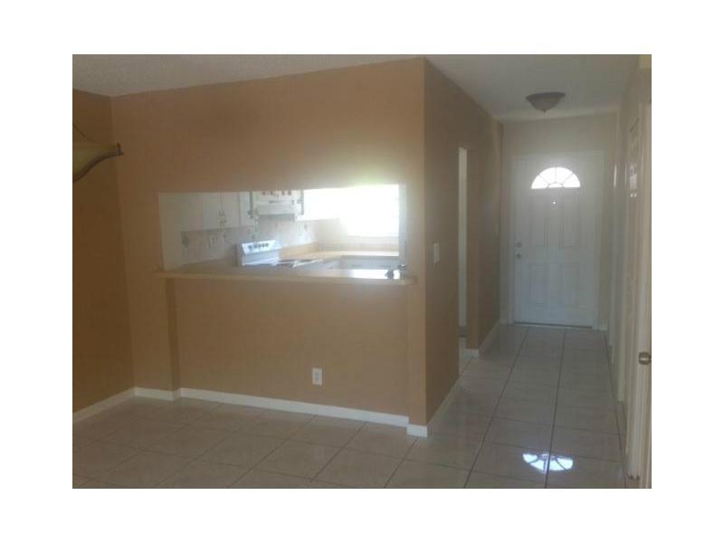 TOWNHOME WITH GOLF VIEW. 2/2.5 FENCE PATIO COMM POOL