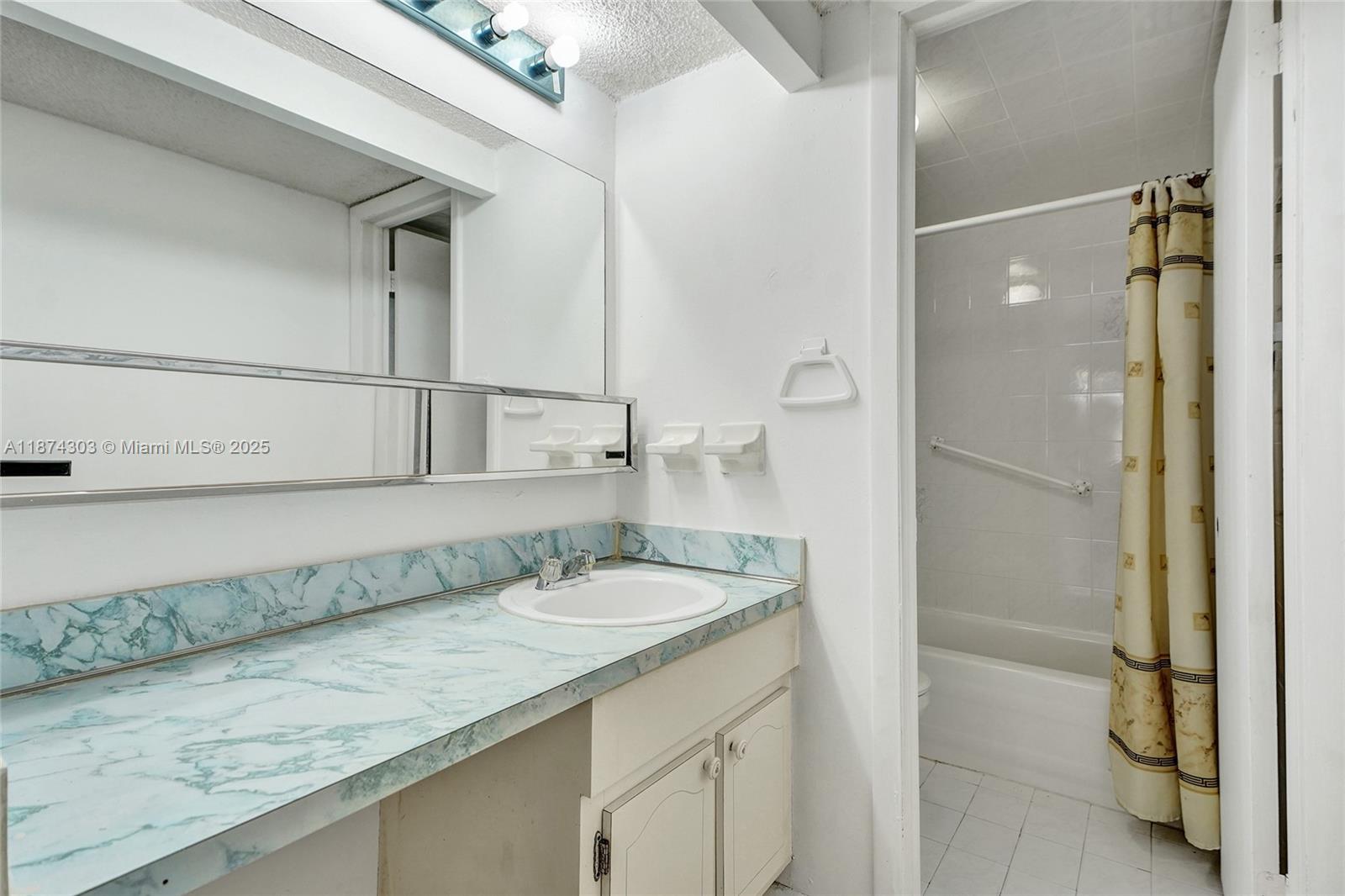 PUERTA DE PALMAS CONDO - Residential