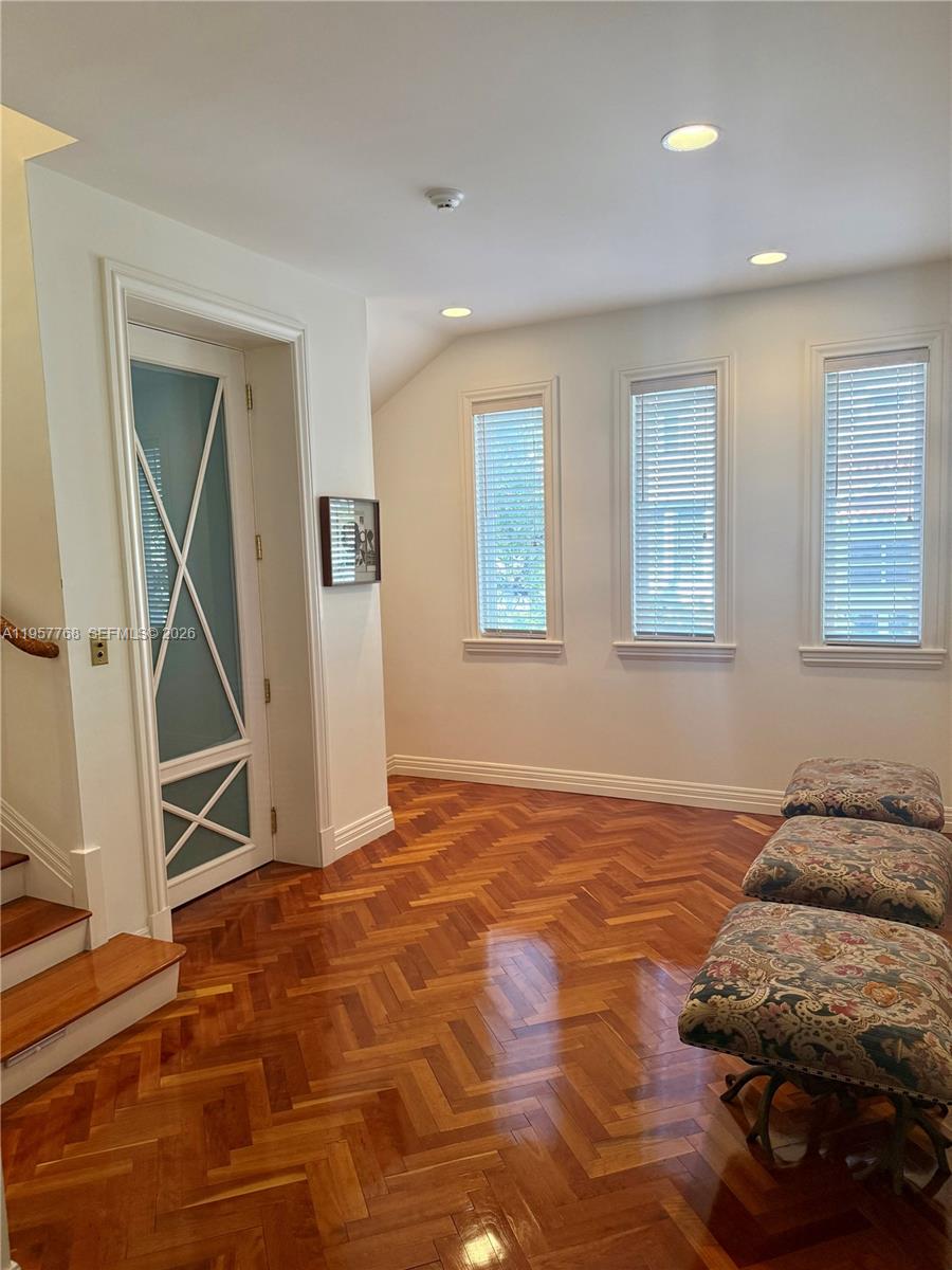 BAYSHORE VILLAS - Residential