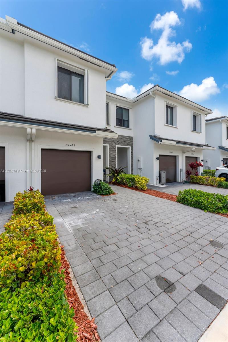10962 SW 235, Homestead, FL, 33032/$435,000 2 10962 SW 235