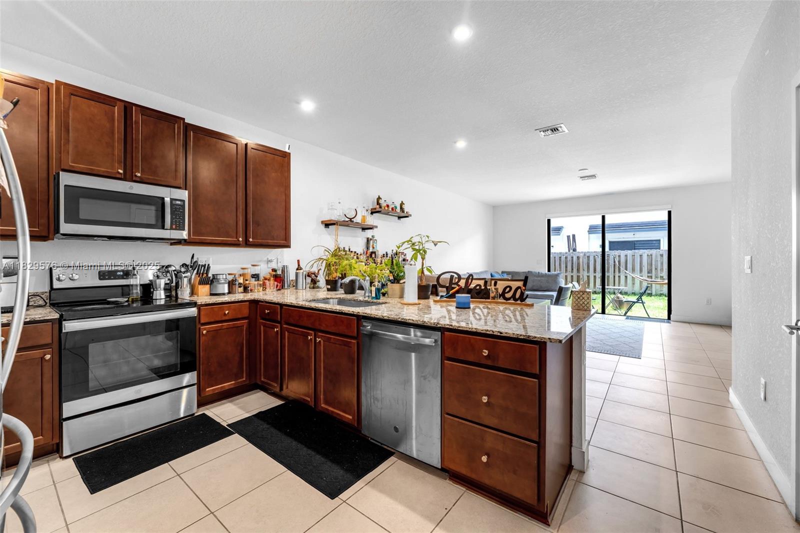 10962 SW 235, Homestead, FL, 33032/$435,000 3 10962 SW 235