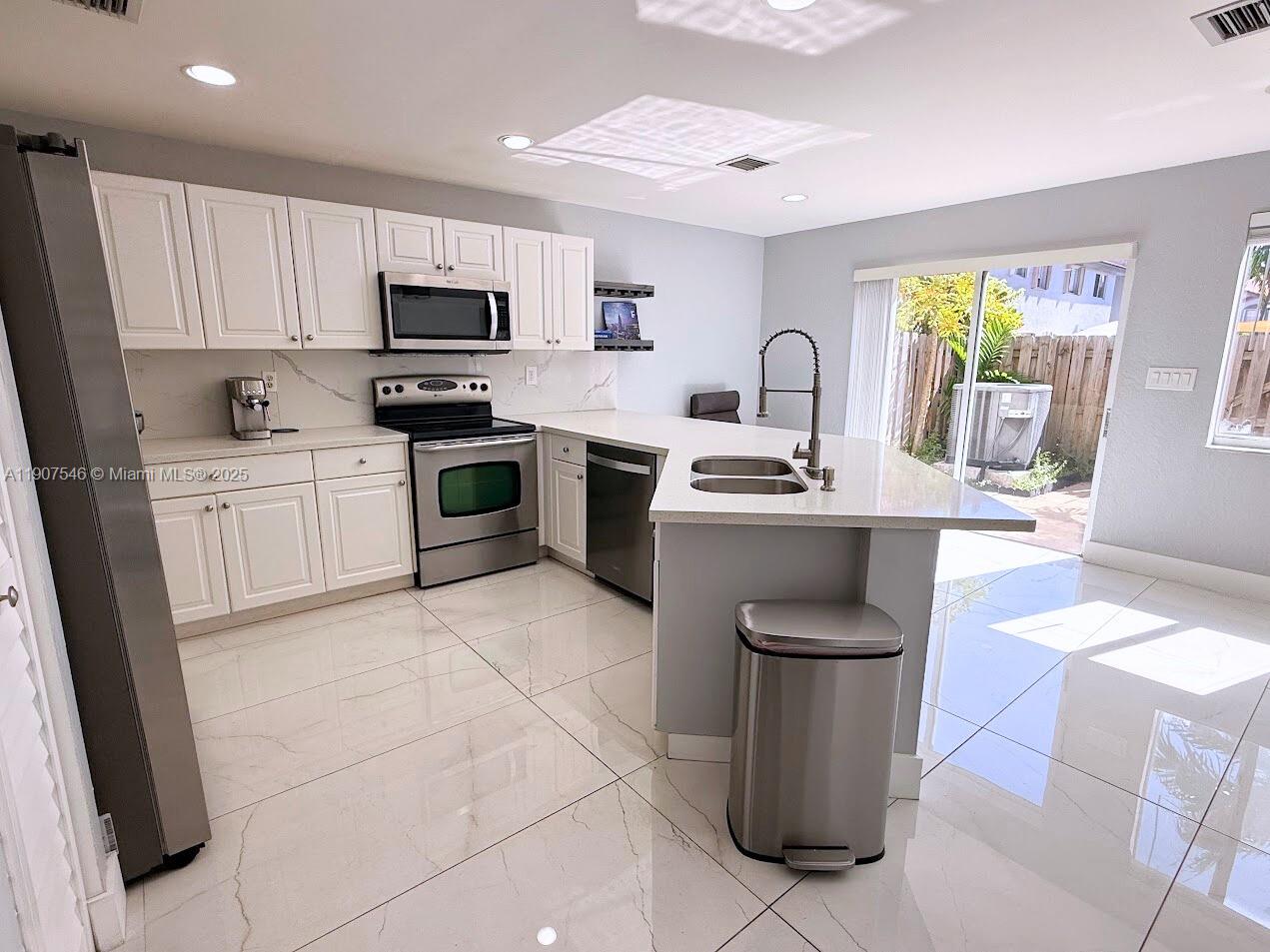 DORAL LANDINGS TOWNHOMES - Residential Lease