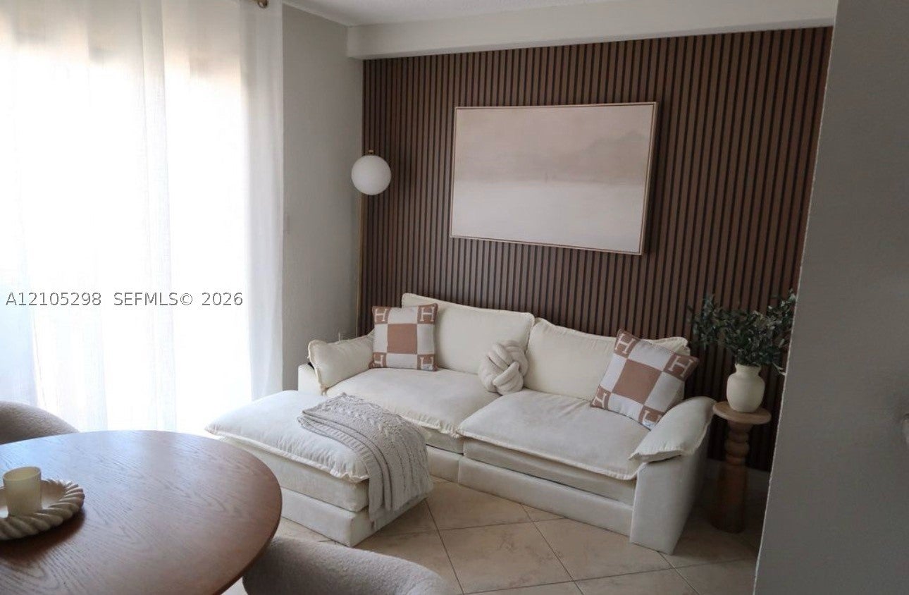 2201 W 52nd St 102