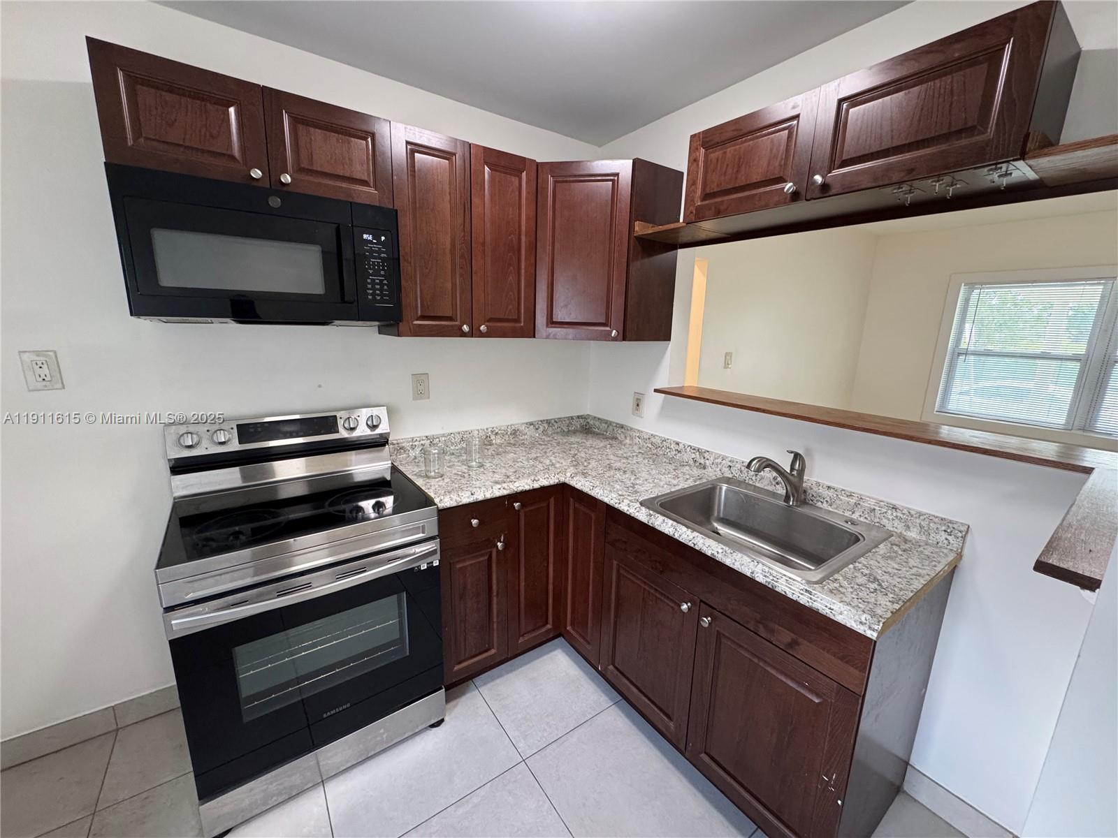 HOLLYWOOD - Residential Lease