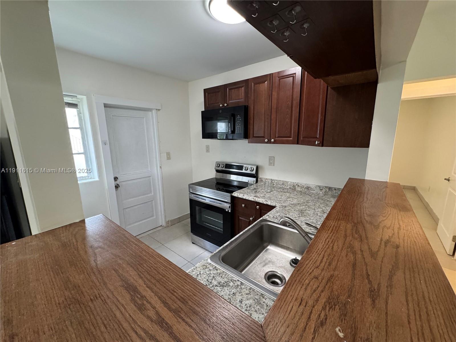 HOLLYWOOD - Residential Lease