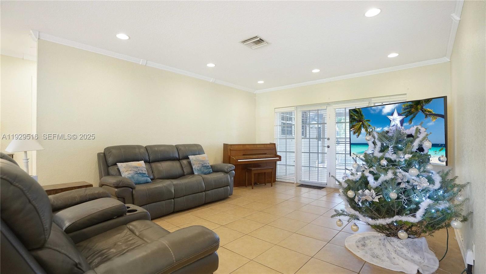 PASADENA LAKES SOUTH - Residential