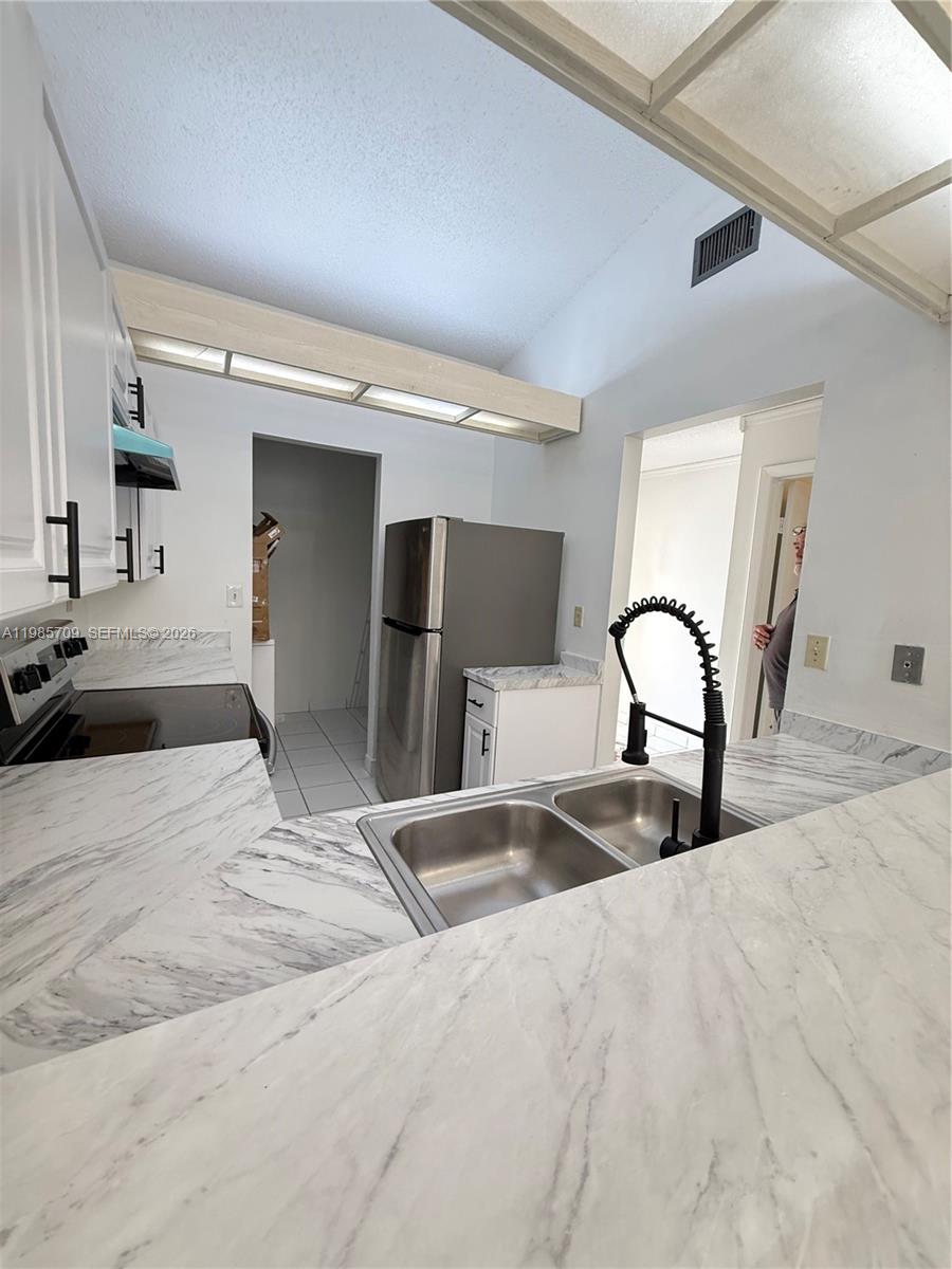 VILLAS OF DEERWOOD REPLAT - Residential Lease