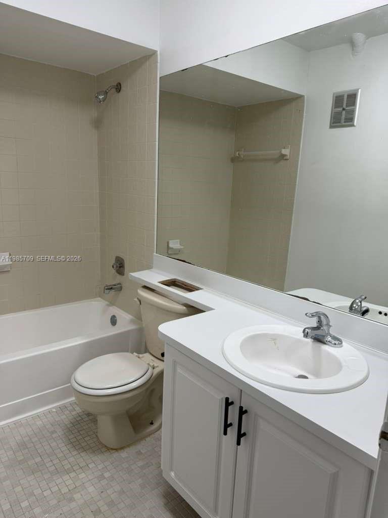 VILLAS OF DEERWOOD REPLAT - Residential Lease