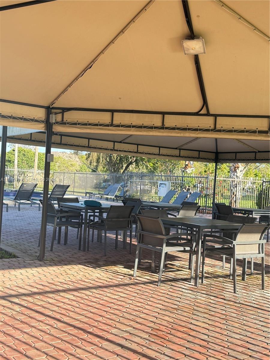 VILLAS OF DEERWOOD REPLAT - Residential Lease