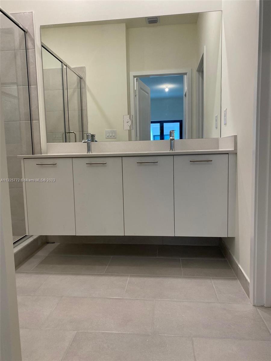 DOWNTOWN DORAL SOUTH PHAS - Residential Lease