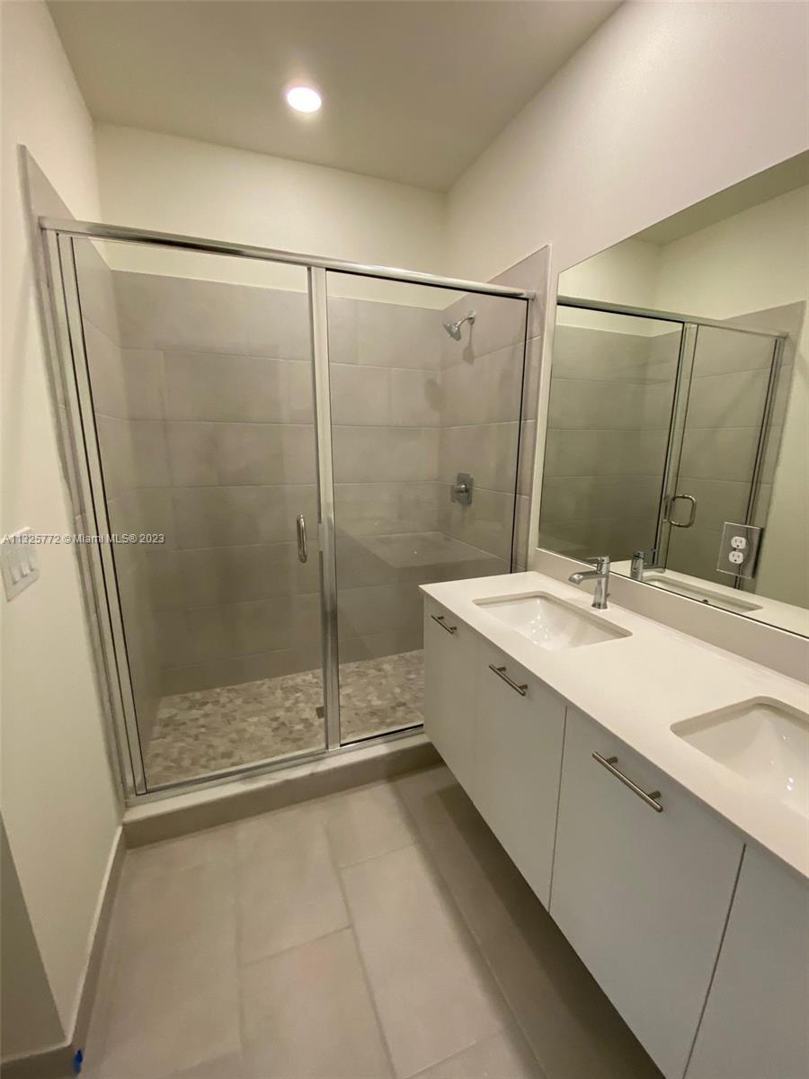 DOWNTOWN DORAL SOUTH PHAS - Residential Lease