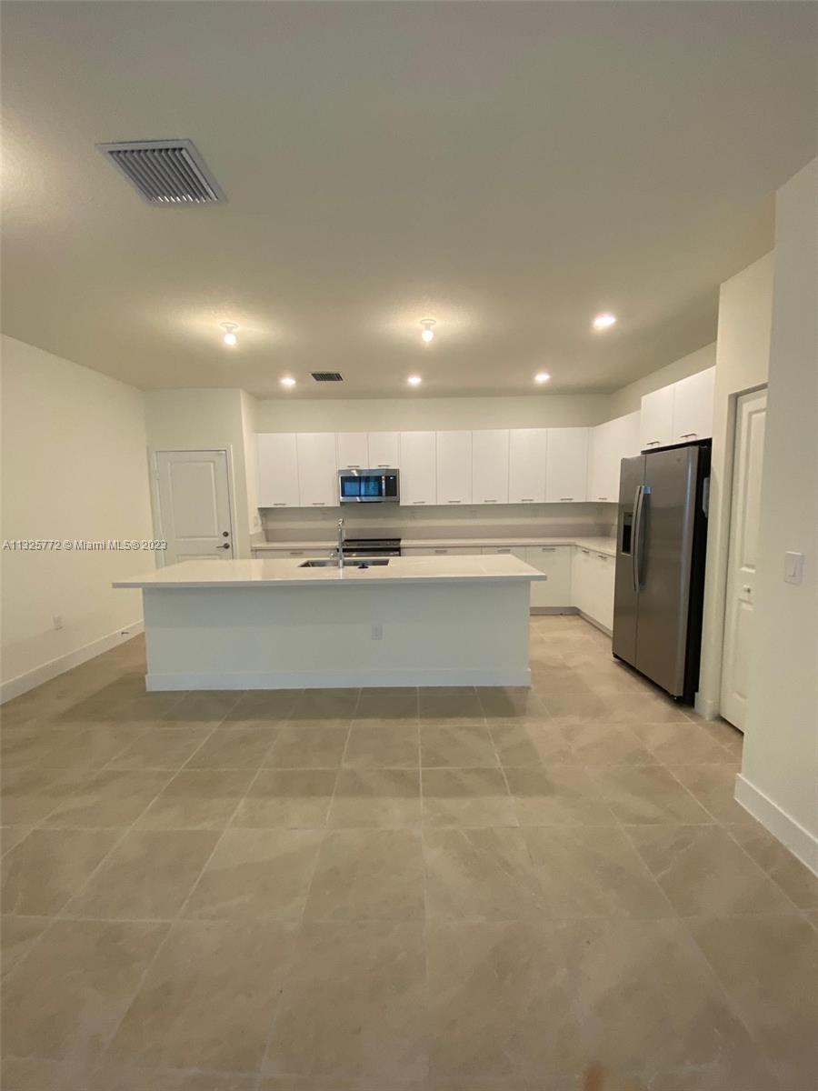 DOWNTOWN DORAL SOUTH PHAS - Residential Lease