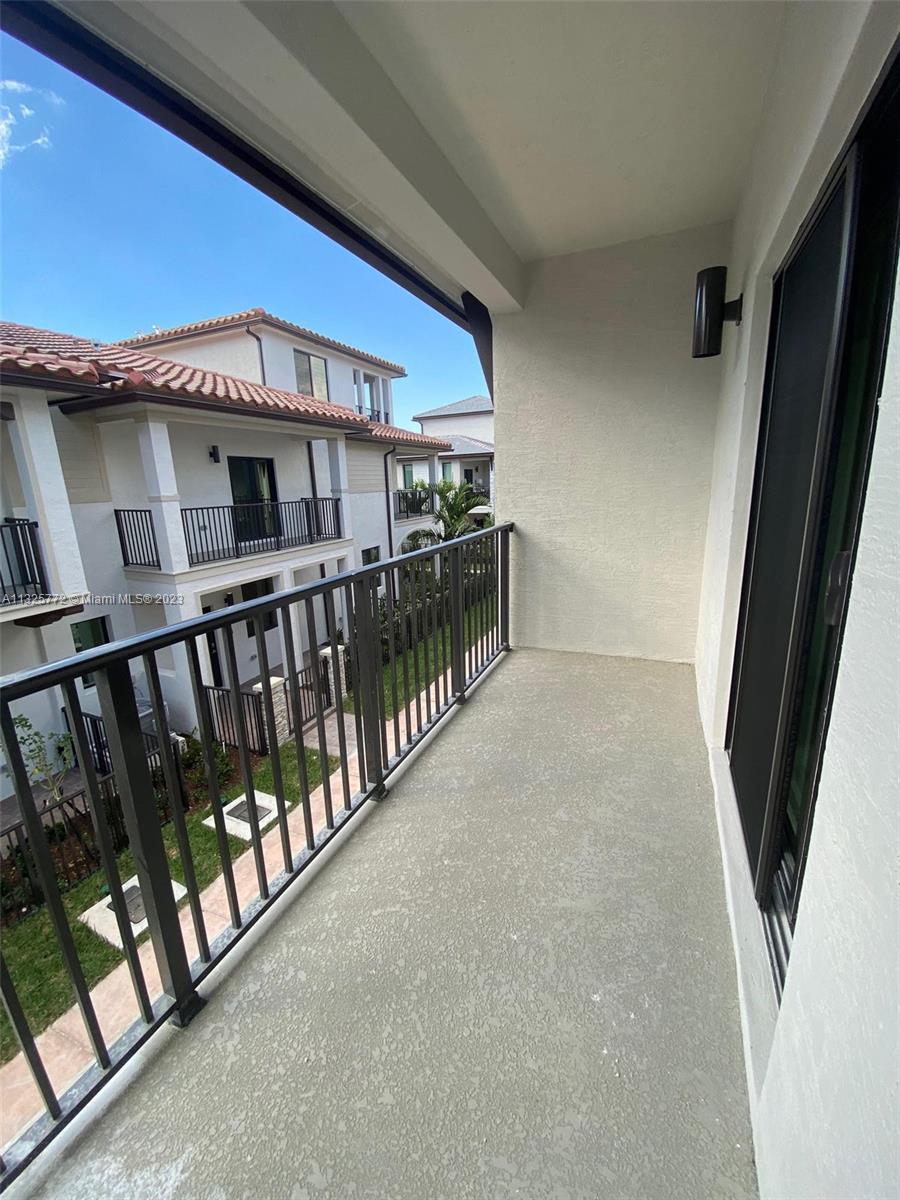 DOWNTOWN DORAL SOUTH PHAS - Residential Lease