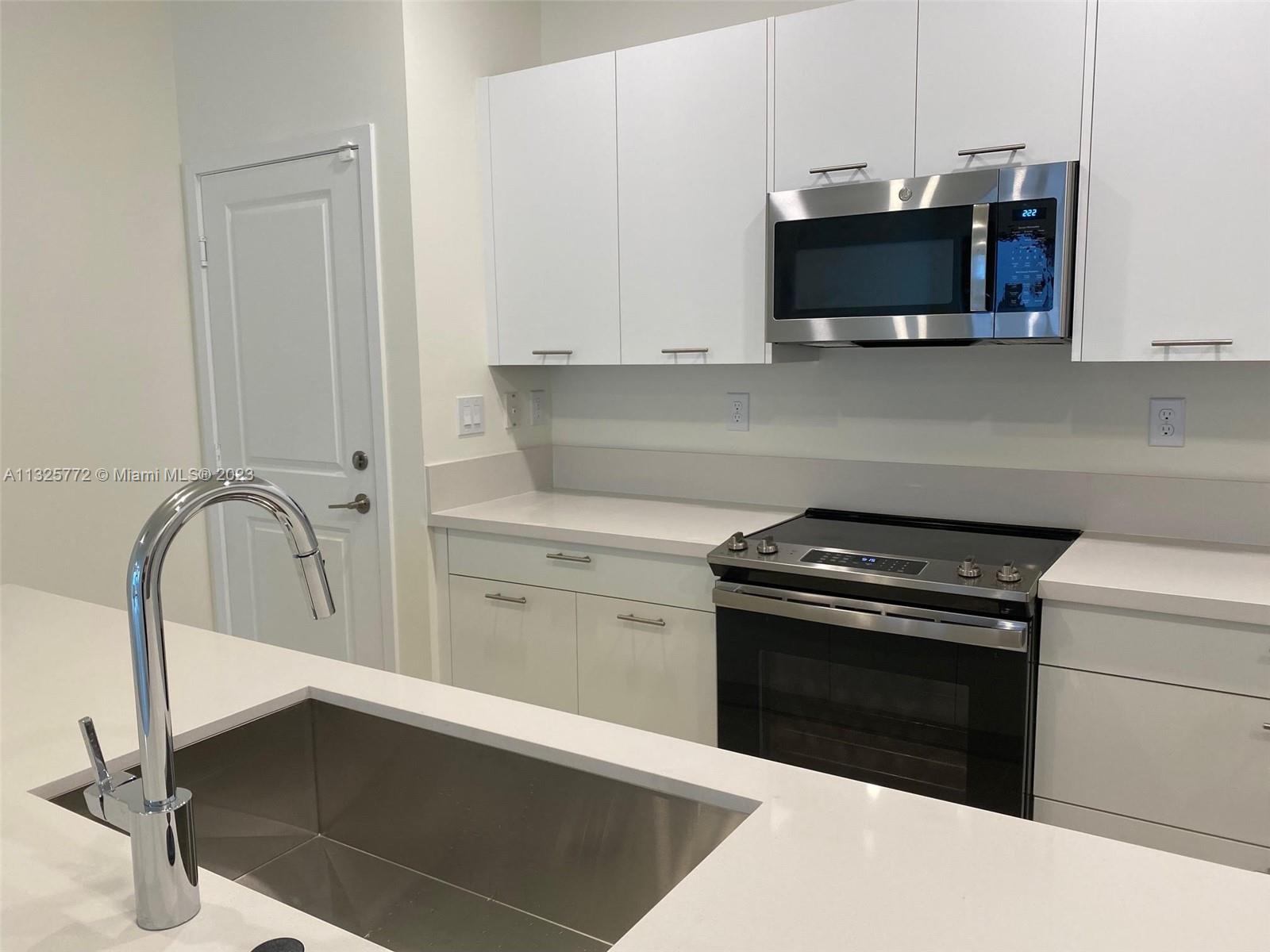 DOWNTOWN DORAL SOUTH PHAS - Residential Lease