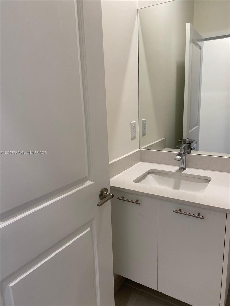 DOWNTOWN DORAL SOUTH PHAS - Residential Lease