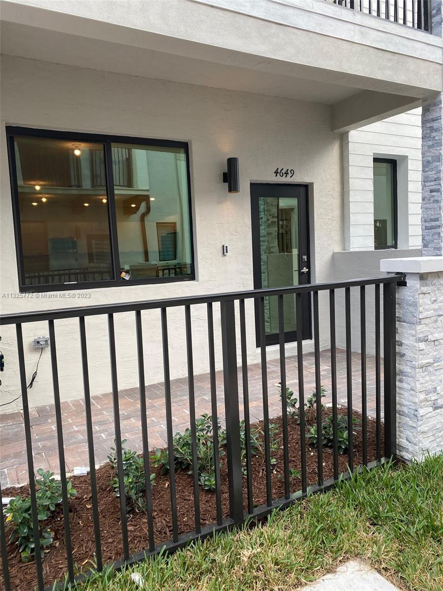 DOWNTOWN DORAL SOUTH PHAS - Residential Lease