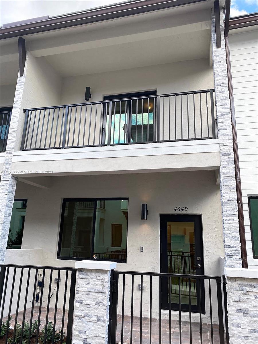 DOWNTOWN DORAL SOUTH PHAS - Residential Lease