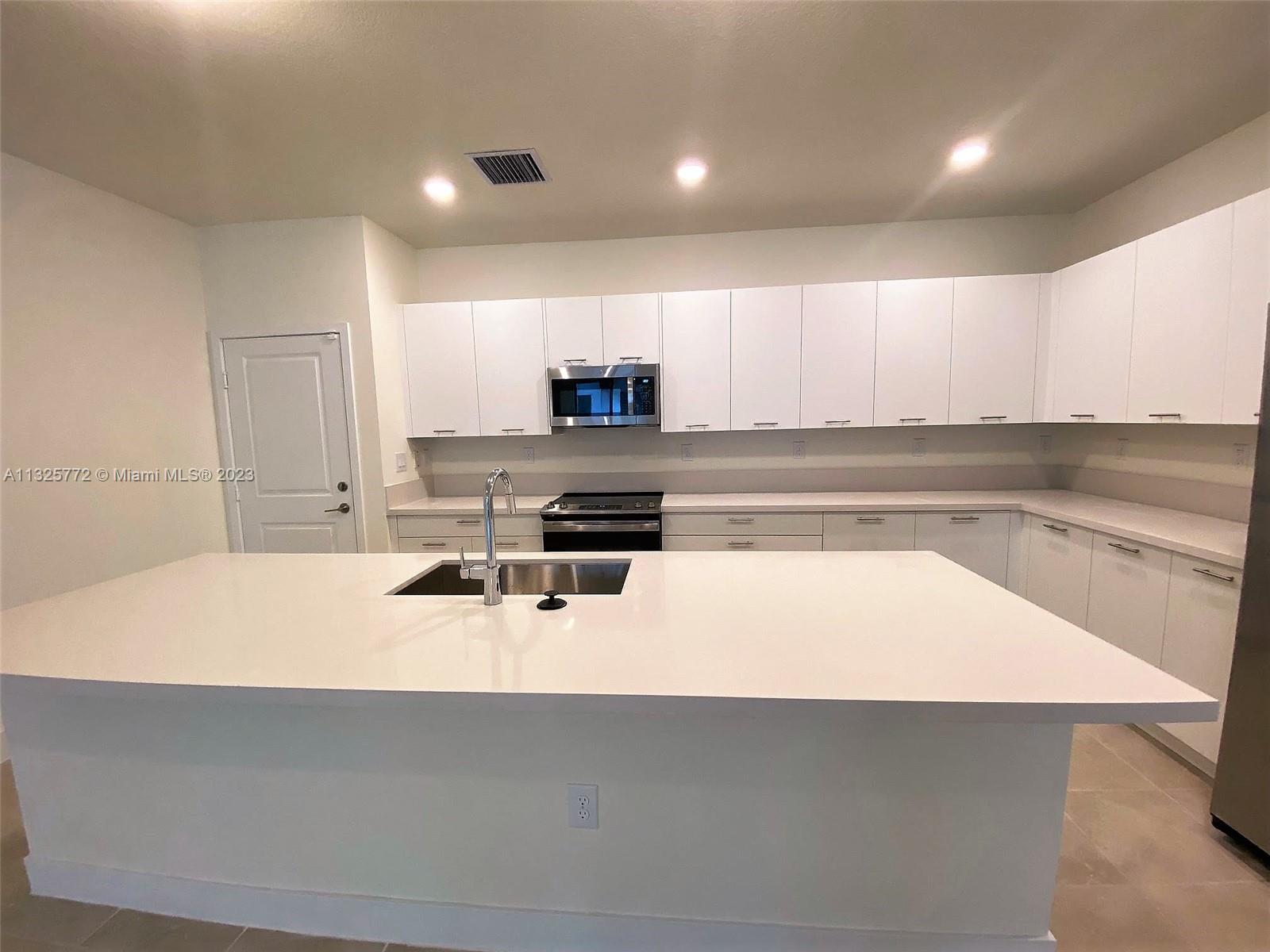 DOWNTOWN DORAL SOUTH PHAS - Residential Lease