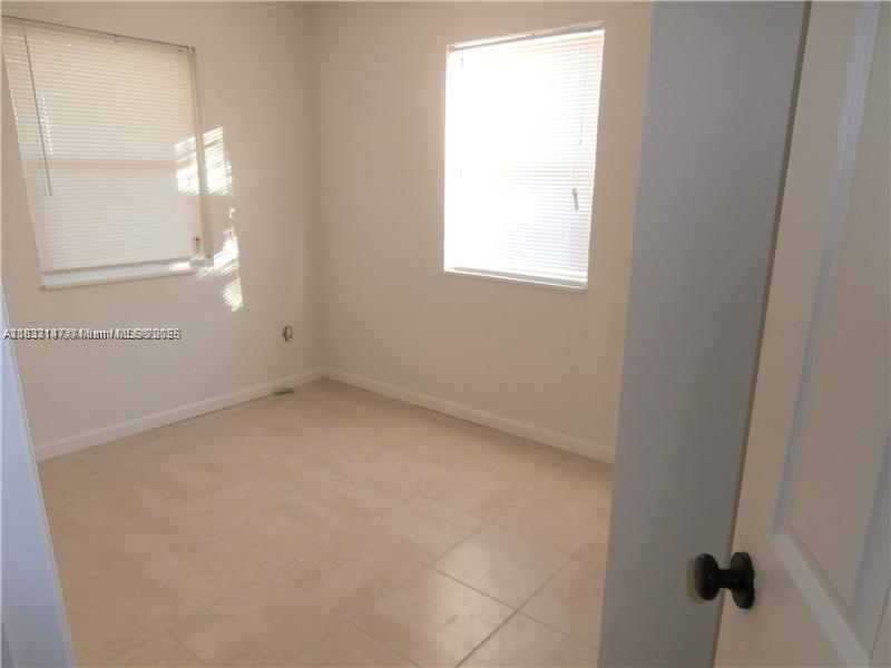 SELELR MOTIVATED!! BRING YOUR OFFER! Gated Community! This spacious unit features tile flooring throughout and a modern kitchen with stainless steel appliances and black cabinetry. Equipped with central A/C for year-round comfort. The community offers great amenities including a swimming pool, racquetball court, and a children’s playground. On site management.
Excellent location Close to I95 and Commercial Blvd.