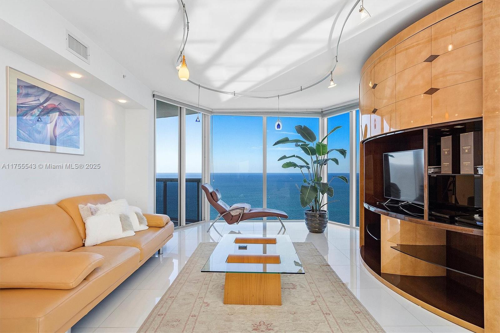 THE PINNACLE CONDO - Residential