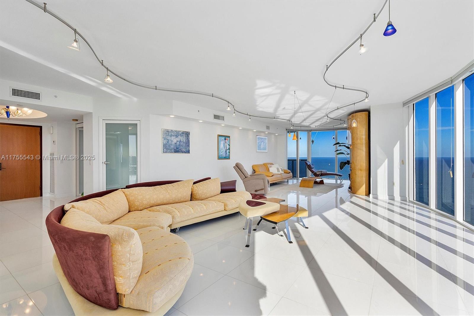 THE PINNACLE CONDO - Residential