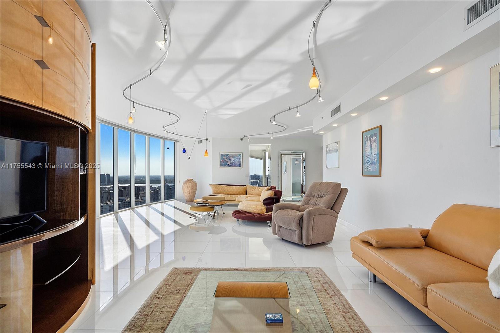 THE PINNACLE CONDO - Residential