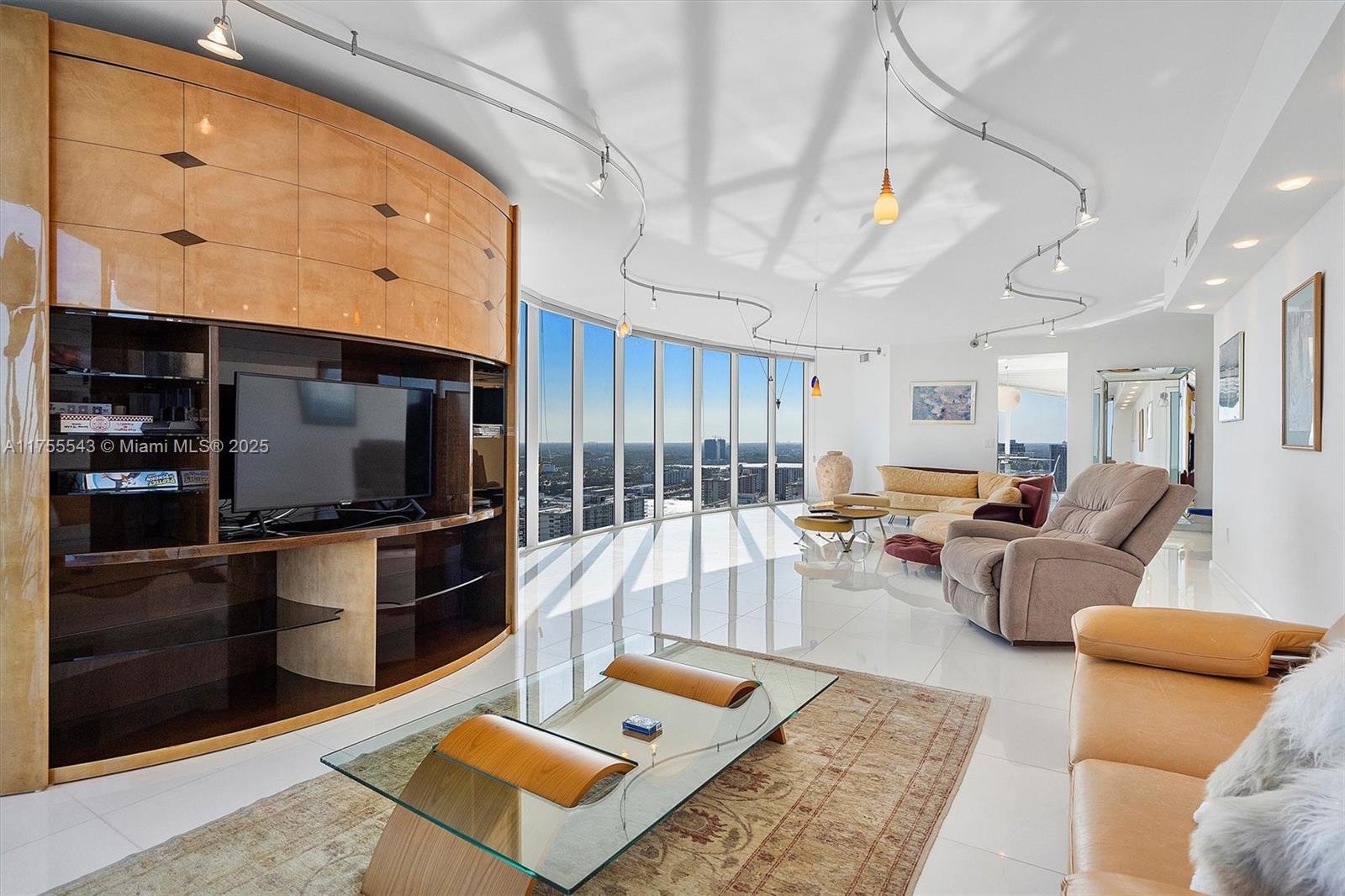 THE PINNACLE CONDO - Residential