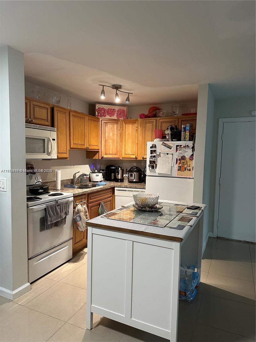 LAKES OF JACARANDA CONDO - Residential Lease