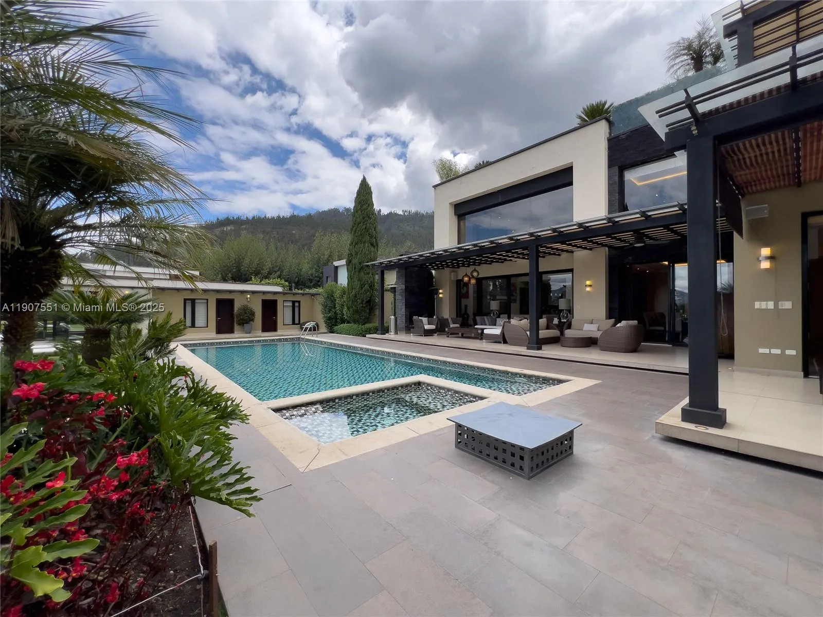 Ecuador, 8 Bedrooms Bedrooms, ,11 BathroomsBathrooms,Residential,Active,254327