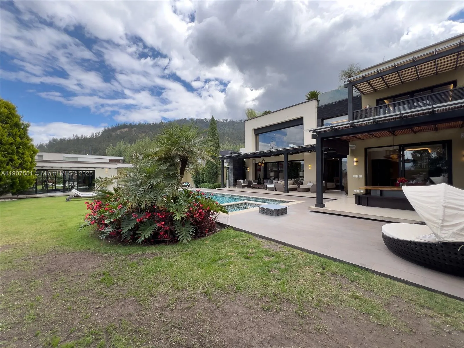 Ecuador, 8 Bedrooms Bedrooms, ,11 BathroomsBathrooms,Residential,Active,254327