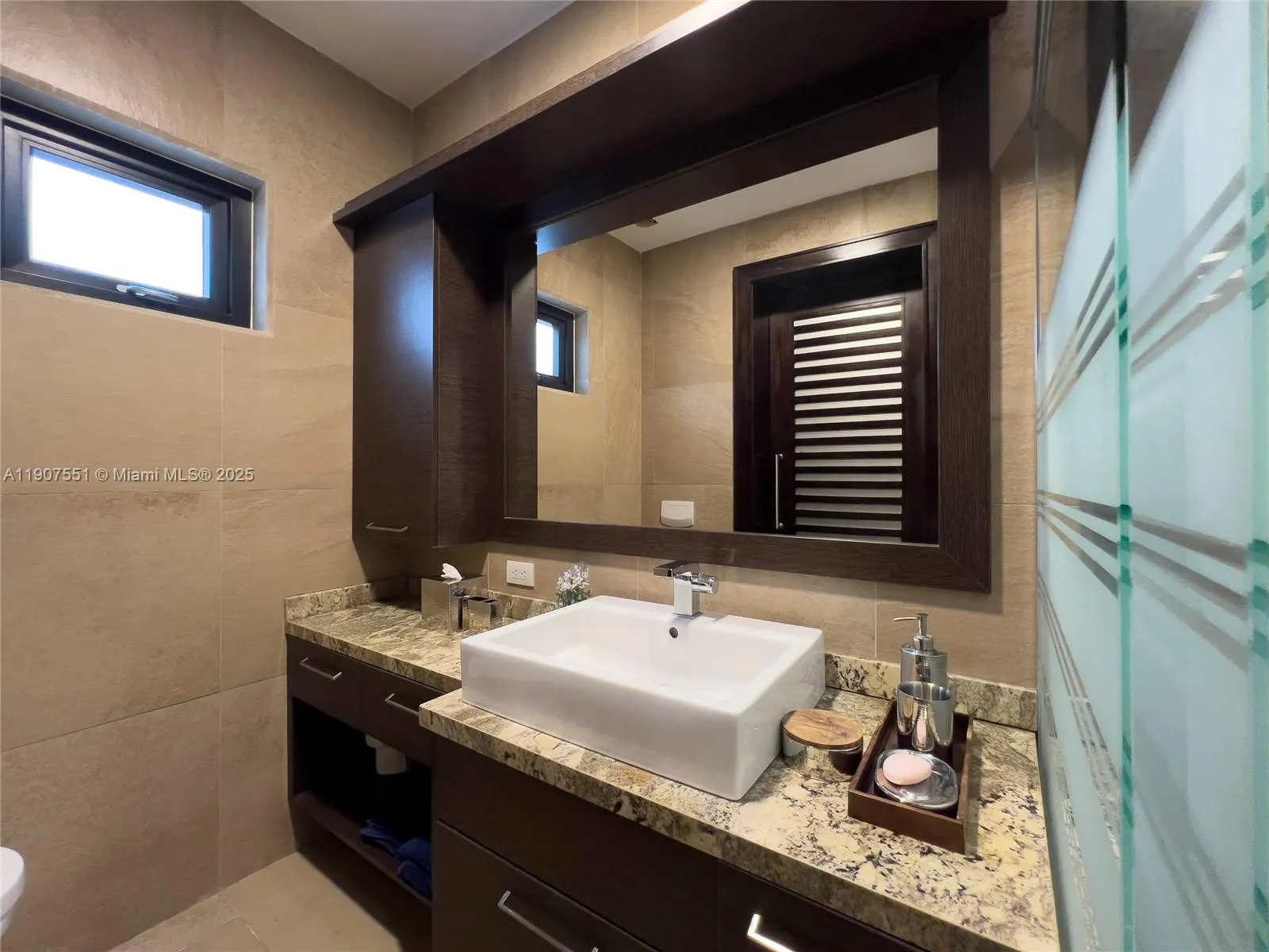 Ecuador, 8 Bedrooms Bedrooms, ,11 BathroomsBathrooms,Residential,Active,254327